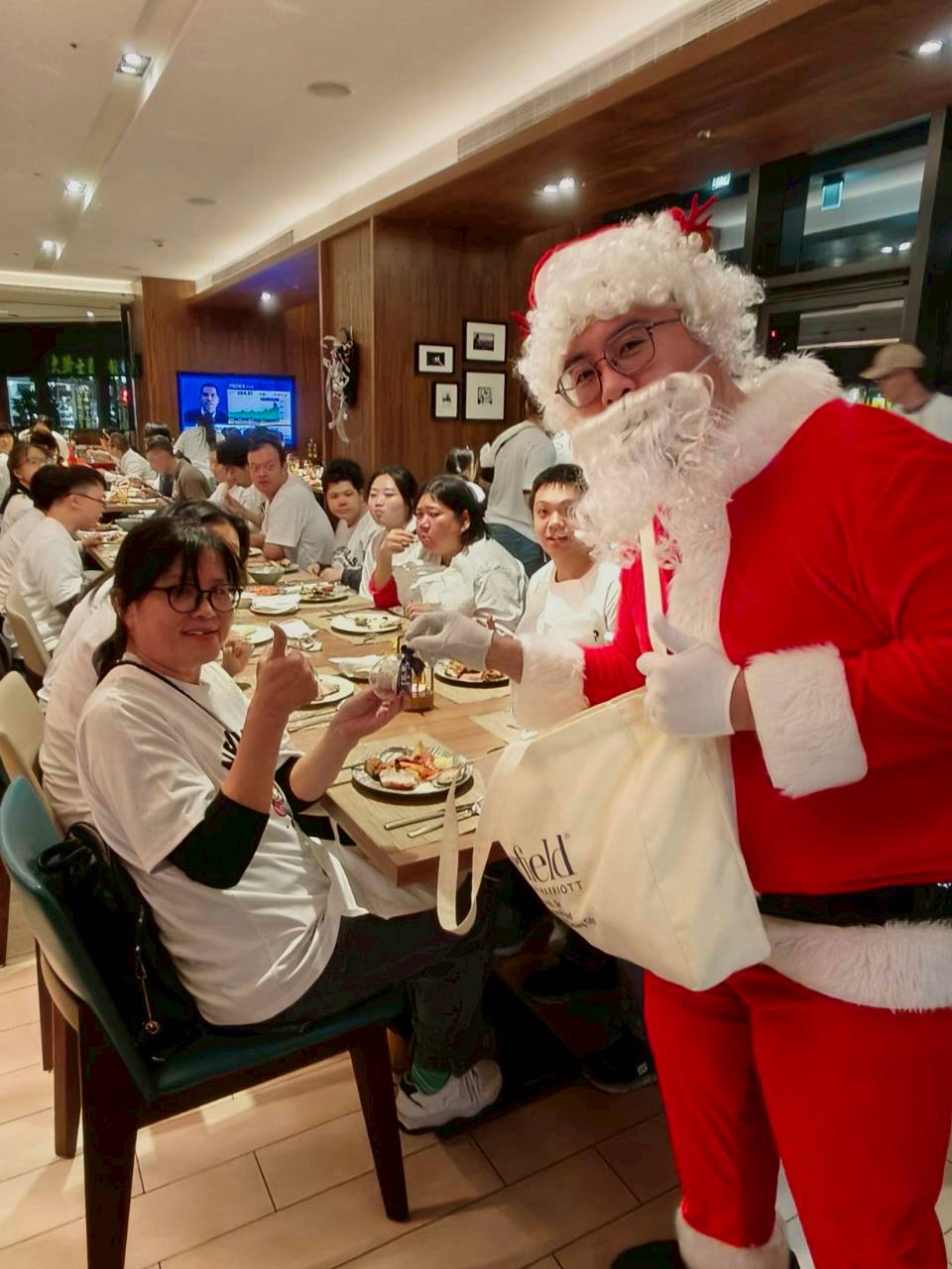 台中萬豪萬楓酒店攜手唐氏症基金會，舉辦聖誕感恩餐會。（圖／萬豪萬楓酒店提供）